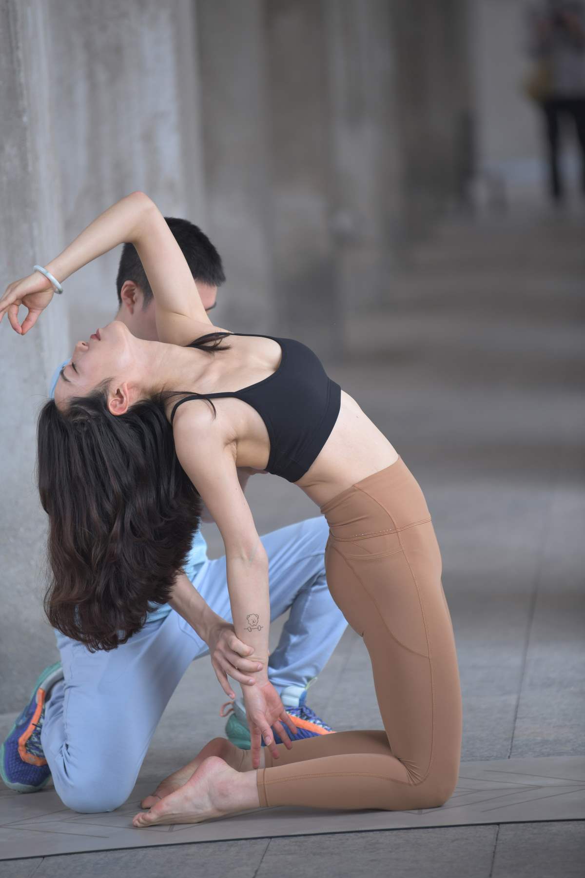 精选街拍作品 NO.4993 瑜伽深度倒立 街拍-第1张