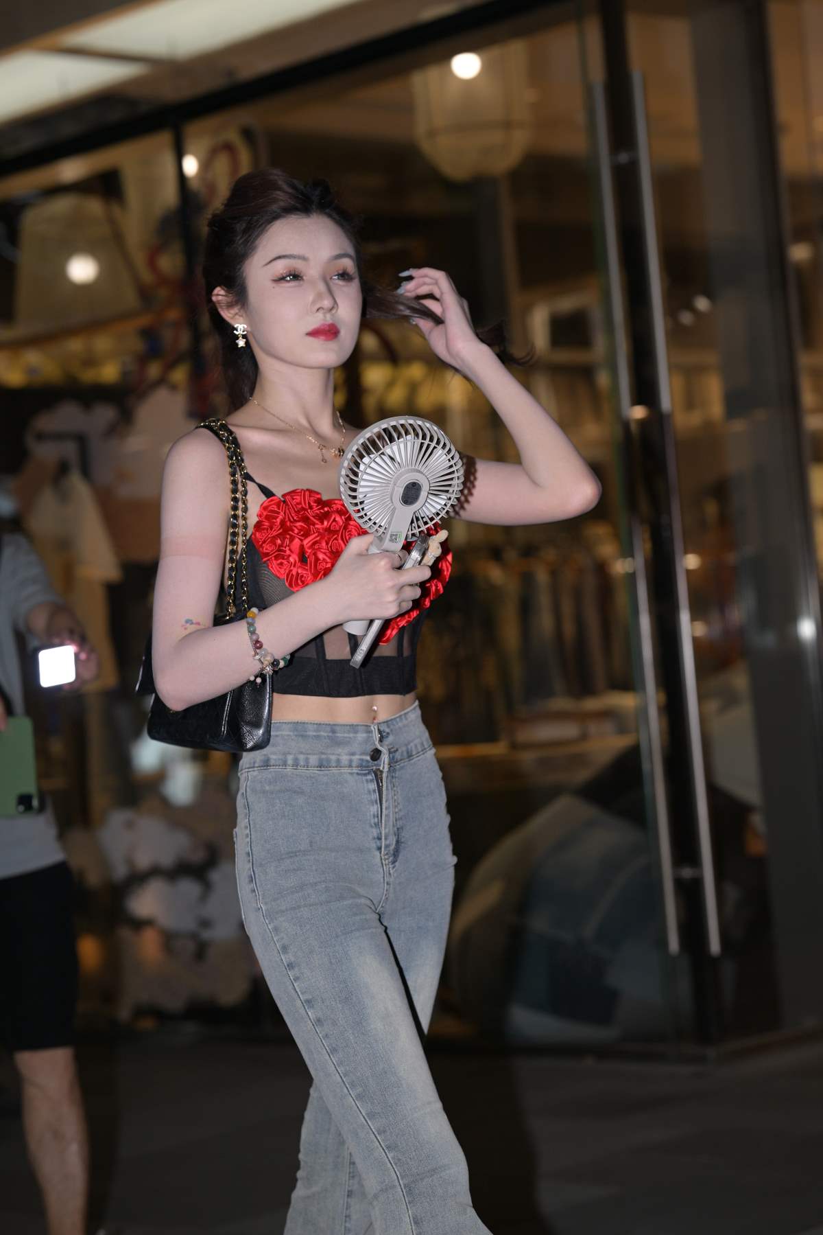 精选街拍作品 NO.4996 温婉喇叭牛仔裤 街拍-第1张