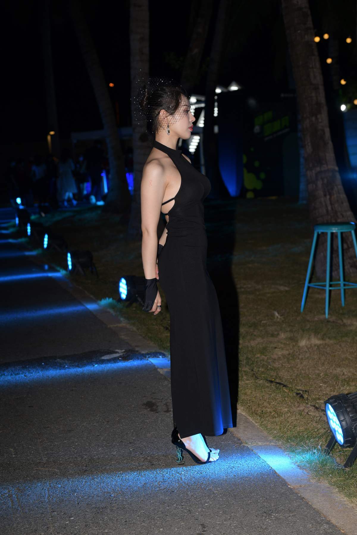 精选街拍作品 NO.5003 美背黑美人 街拍-第1张