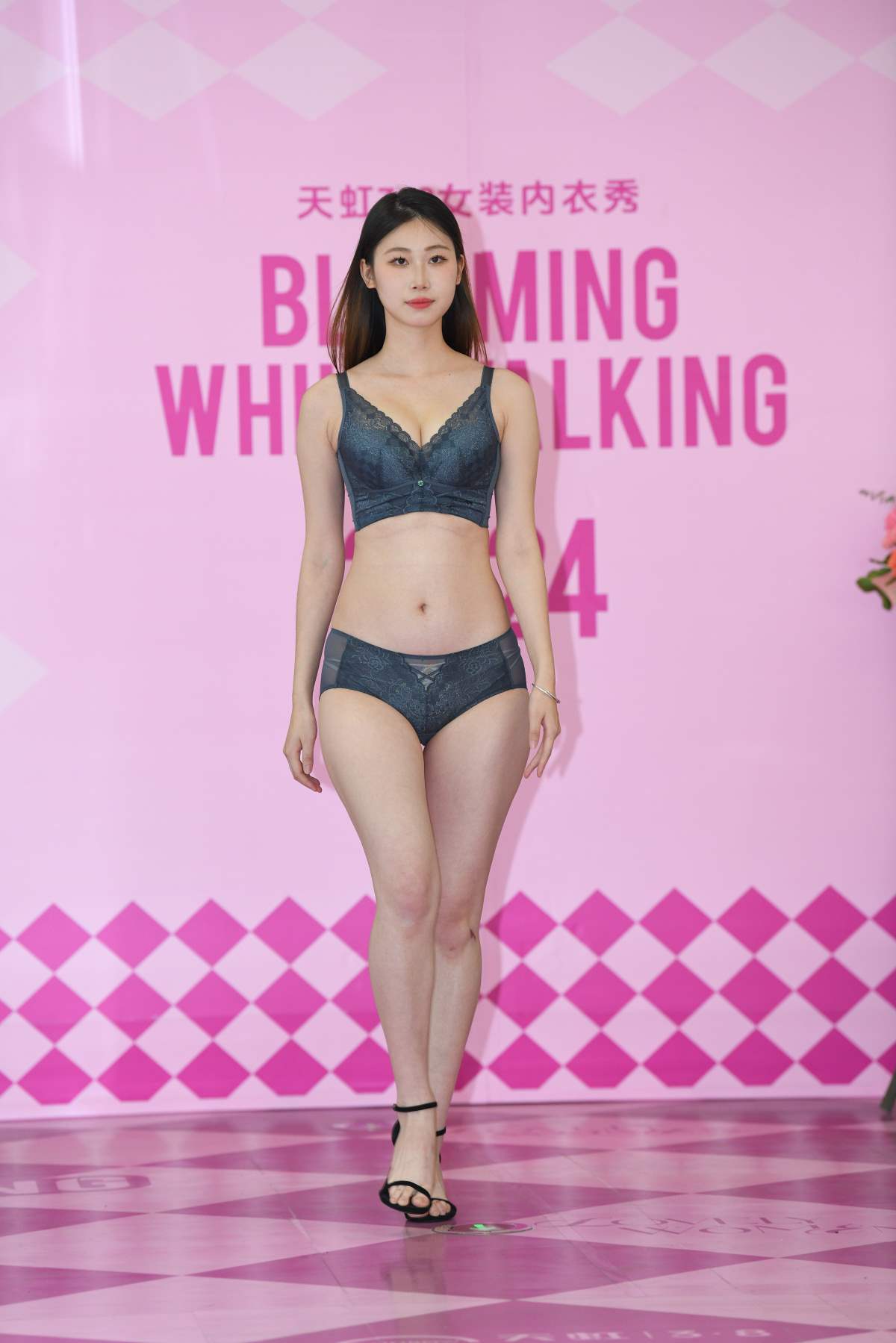 精选街拍作品 NO.5009 内衣展 街拍-第1张