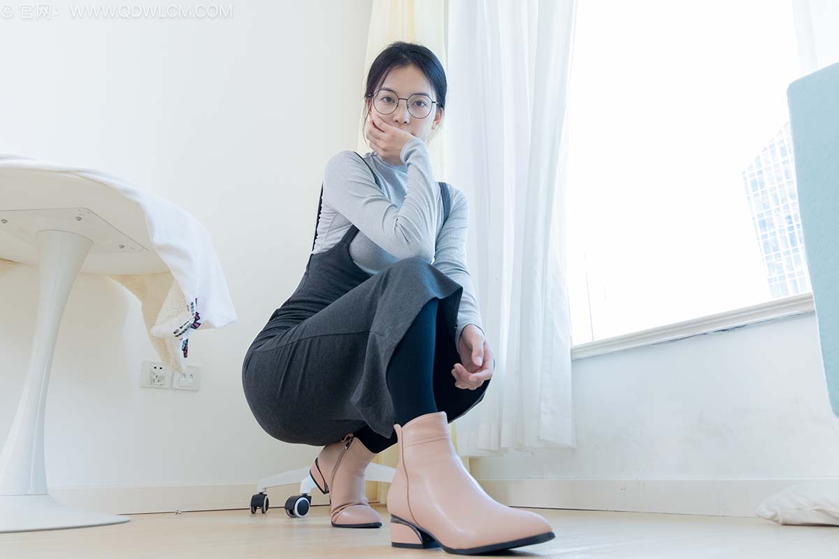 物恋传媒 NO.2533 茯苓-短靴、厚黑丝、皮筋绑脚老头乐挠脚 WLCM物恋传媒-第1张