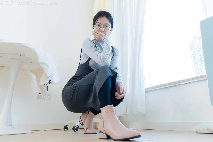 物恋传媒 NO.2533 茯苓-短靴、厚黑丝、皮筋绑脚老头乐挠脚 WLCM物恋传媒-第1张