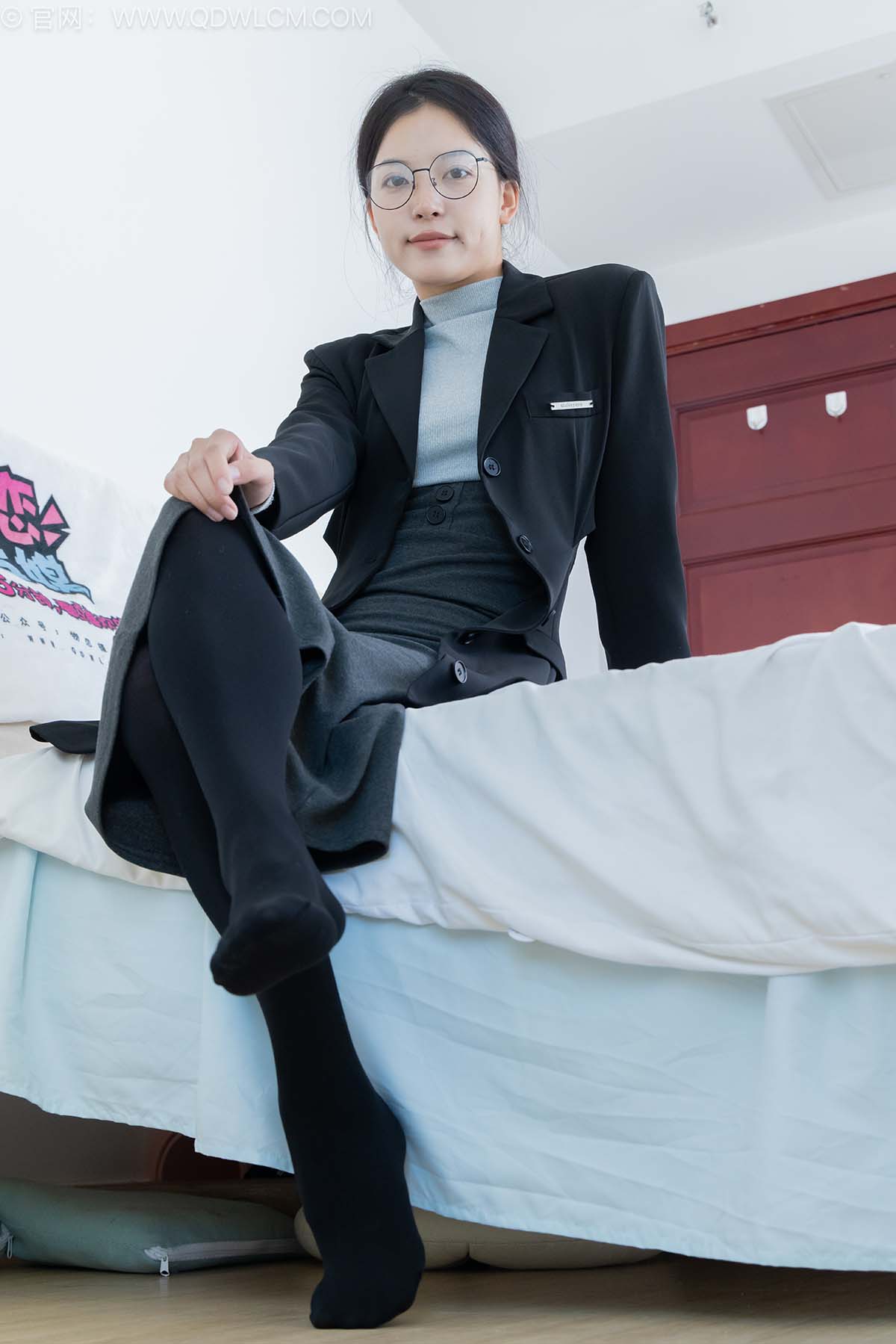 物恋传媒 NO.2533 茯苓-短靴、厚黑丝、皮筋绑脚老头乐挠脚 WLCM物恋传媒-第2张