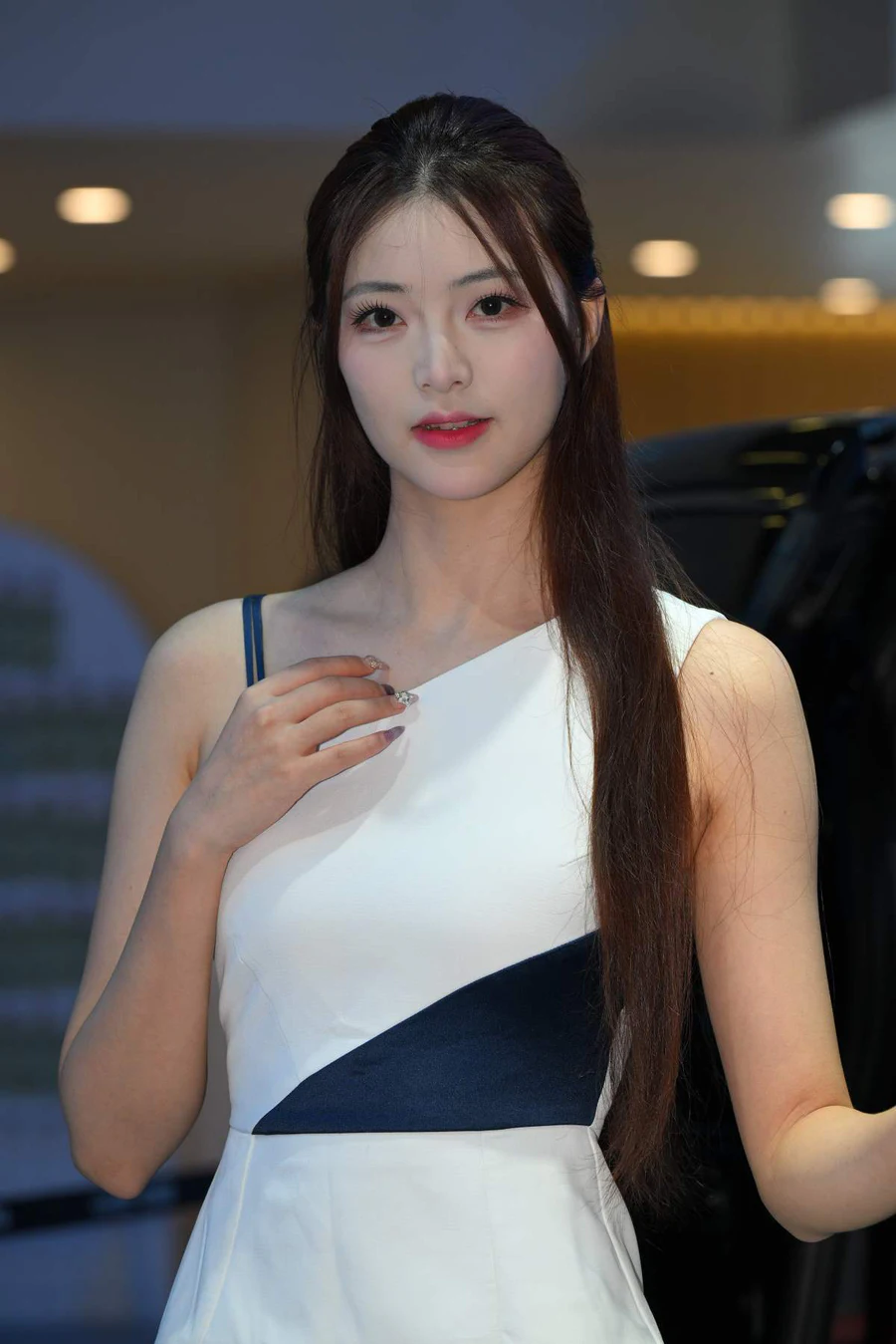 精选街拍作品 NO.5018 白裙洛洛美足 街拍-第1张