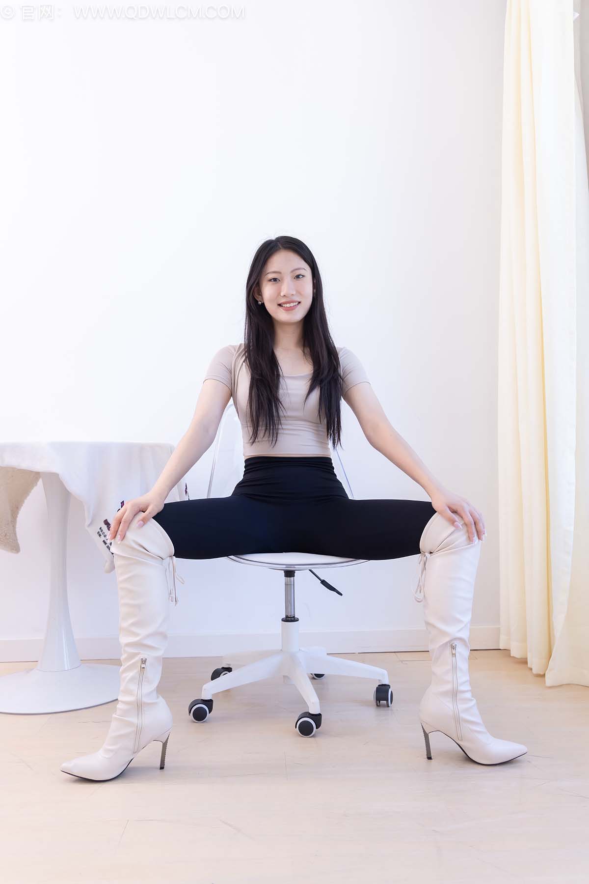 物恋传媒 NO.2536 奶糖-高跟长靴、白棉袜、裸足 WLCM物恋传媒-第1张