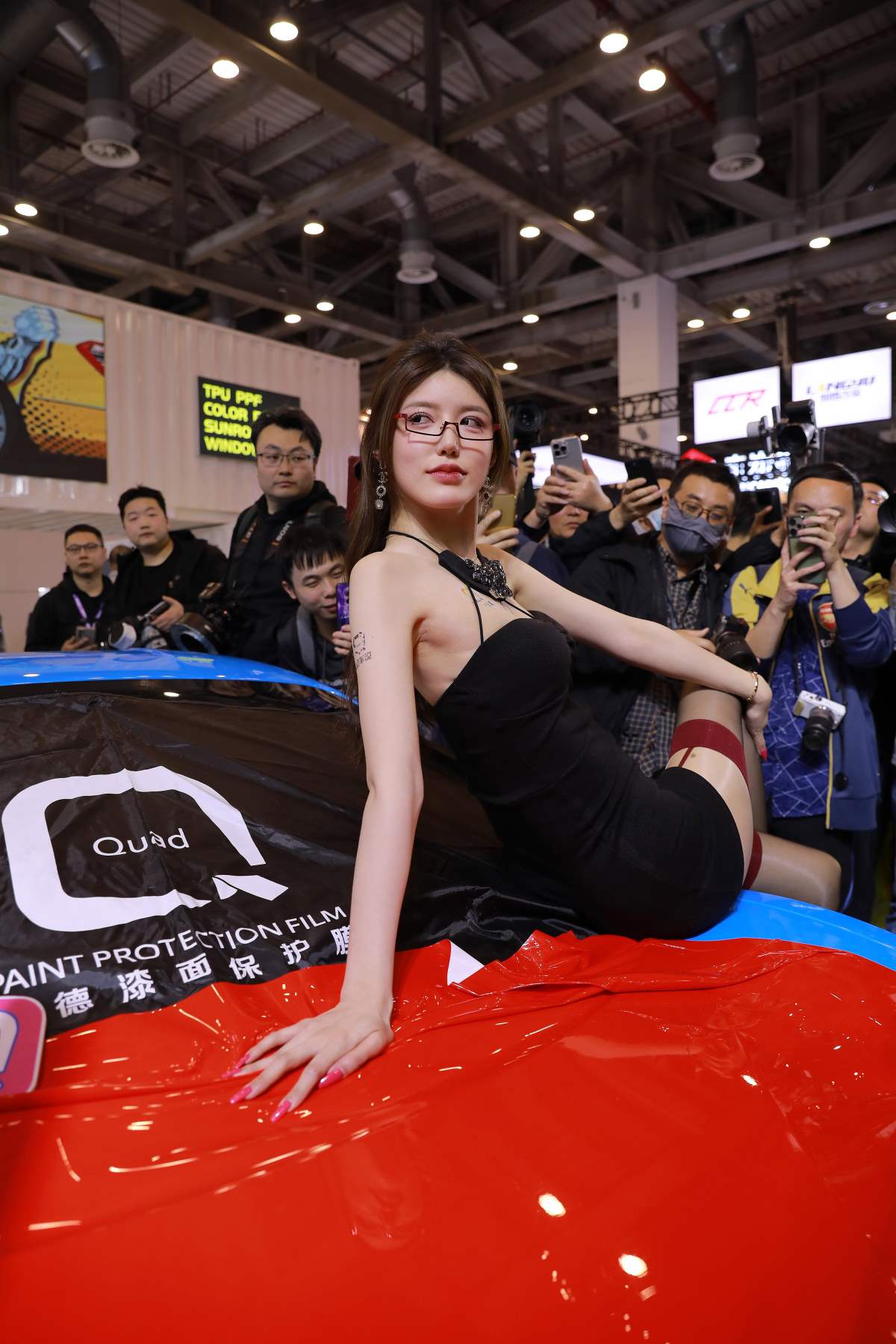 精选街拍作品 NO.5025 乌苏性感黑包臀裙 街拍-第1张