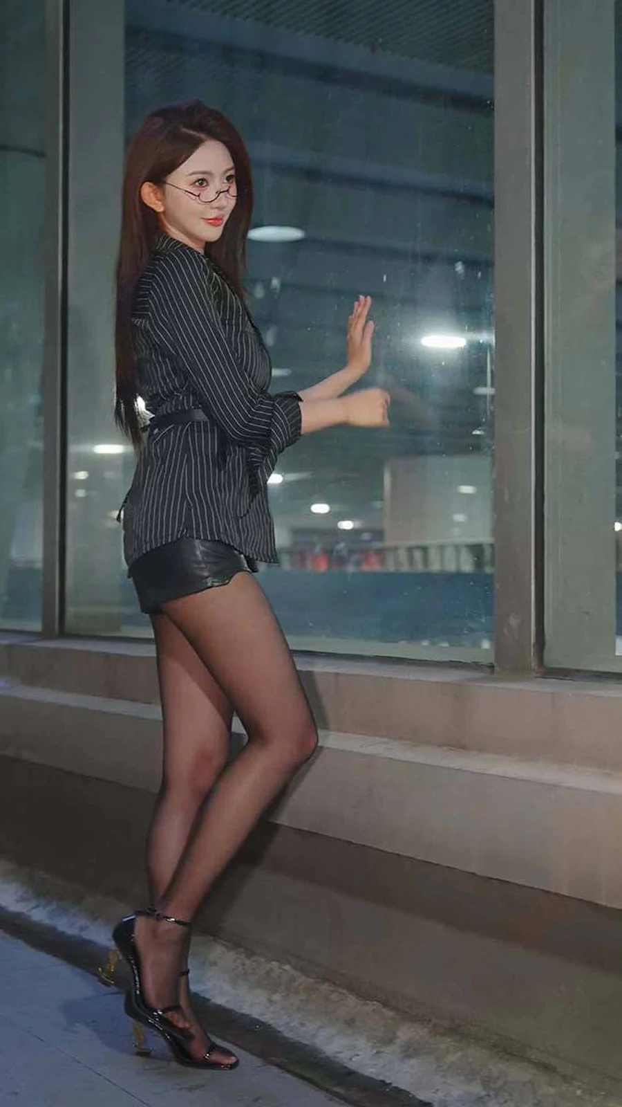 2024 广州车展 网红美女车模 beautyleg LOOKBOOK 82 街拍-第1张