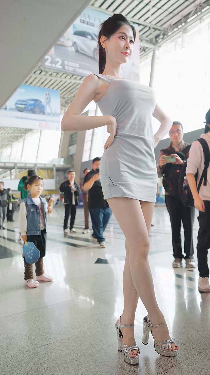 2024 广州车展 网红美女车模 beautyleg LOOKBOOK 81 街拍-第1张