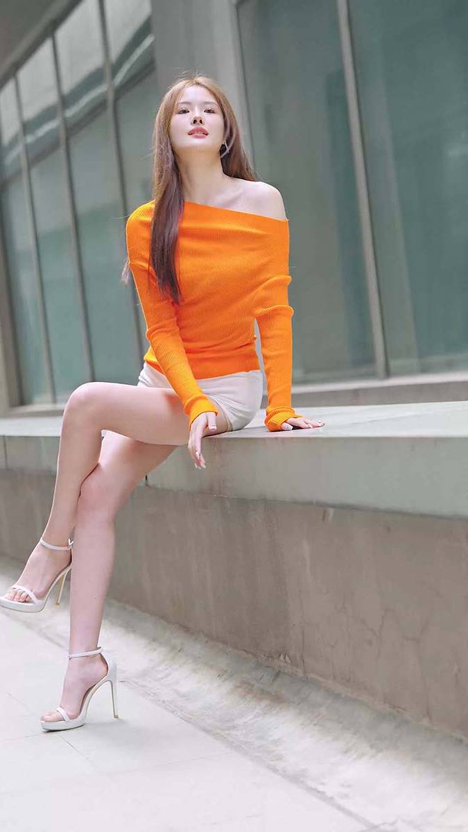 2024 广州车展 网红美女车模 beautyleg LOOKBOOK 84 街拍-第1张