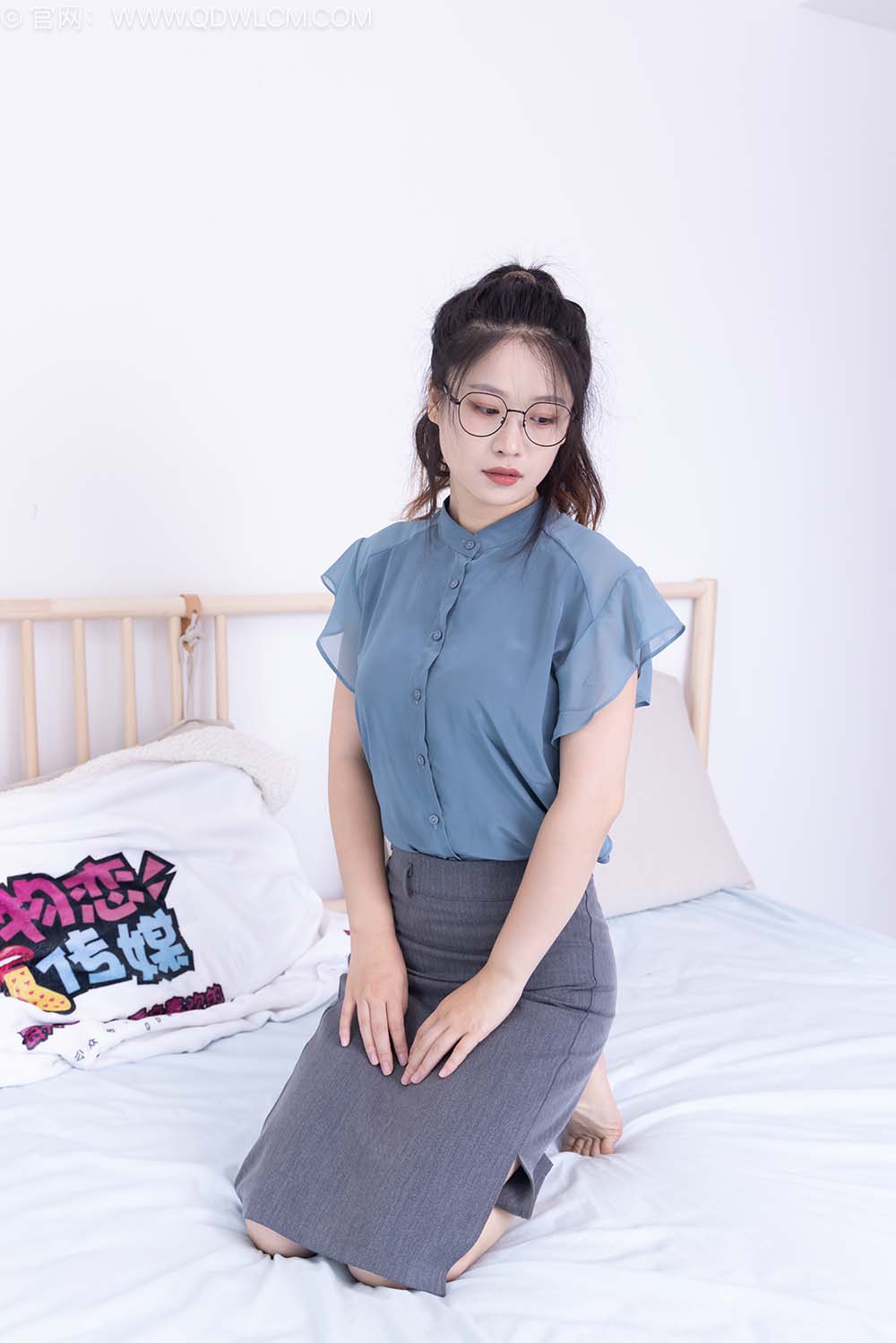 物恋传媒 NO.2540 小紫-三双高跟鞋、薄肉丝、裸足 WLCM物恋传媒-第2张