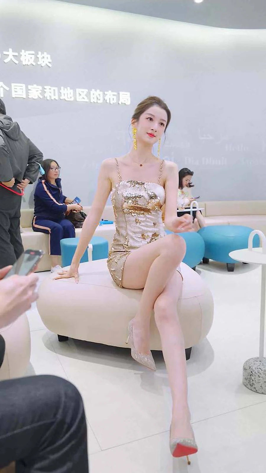 2024 广州车展 网红美女车模 beautyleg LOOKBOOK 86 街拍-第1张