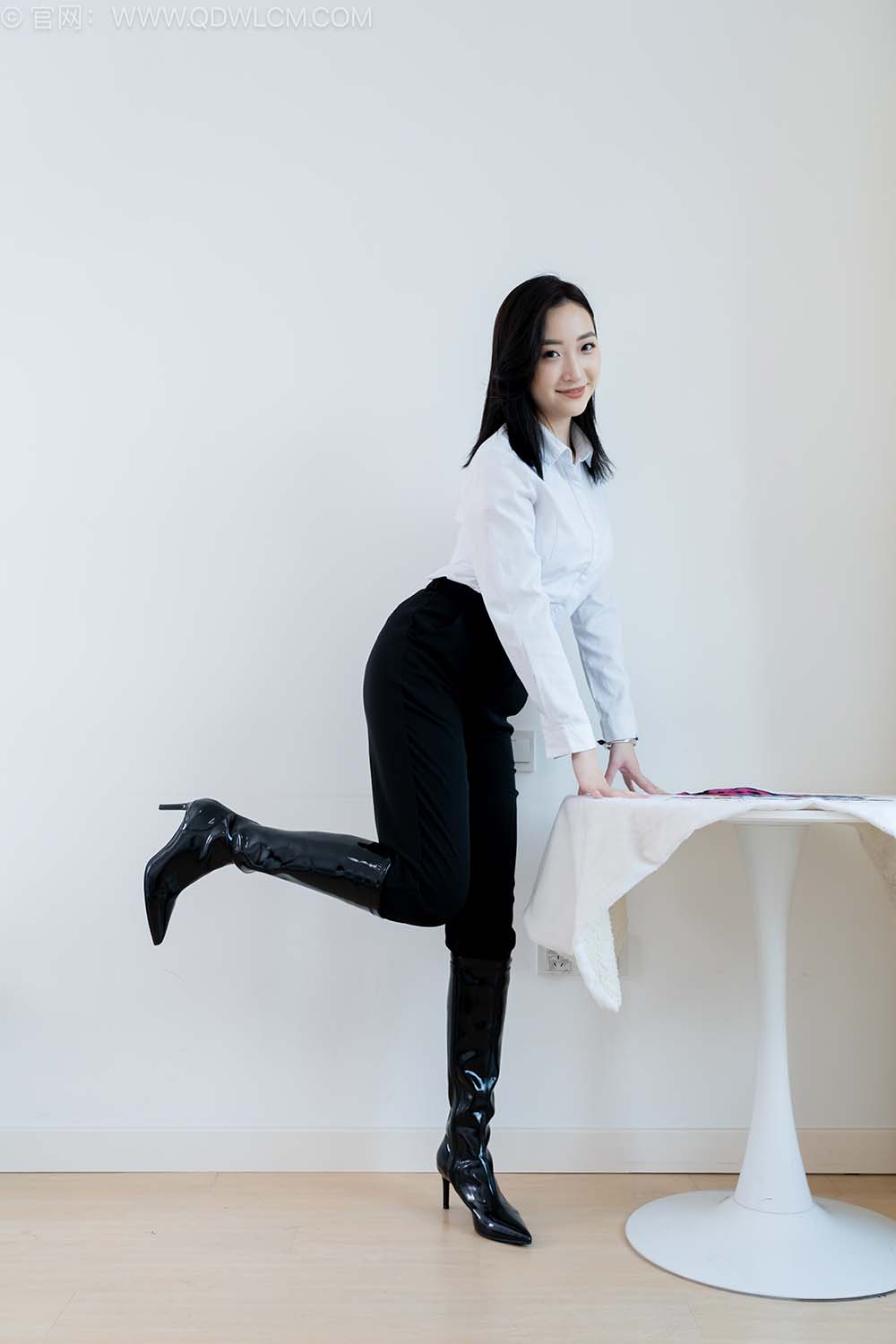 物恋传媒 NO.2541 恬恬-高跟长靴、薄肉丝、ol制服裤里丝 WLCM物恋传媒-第2张