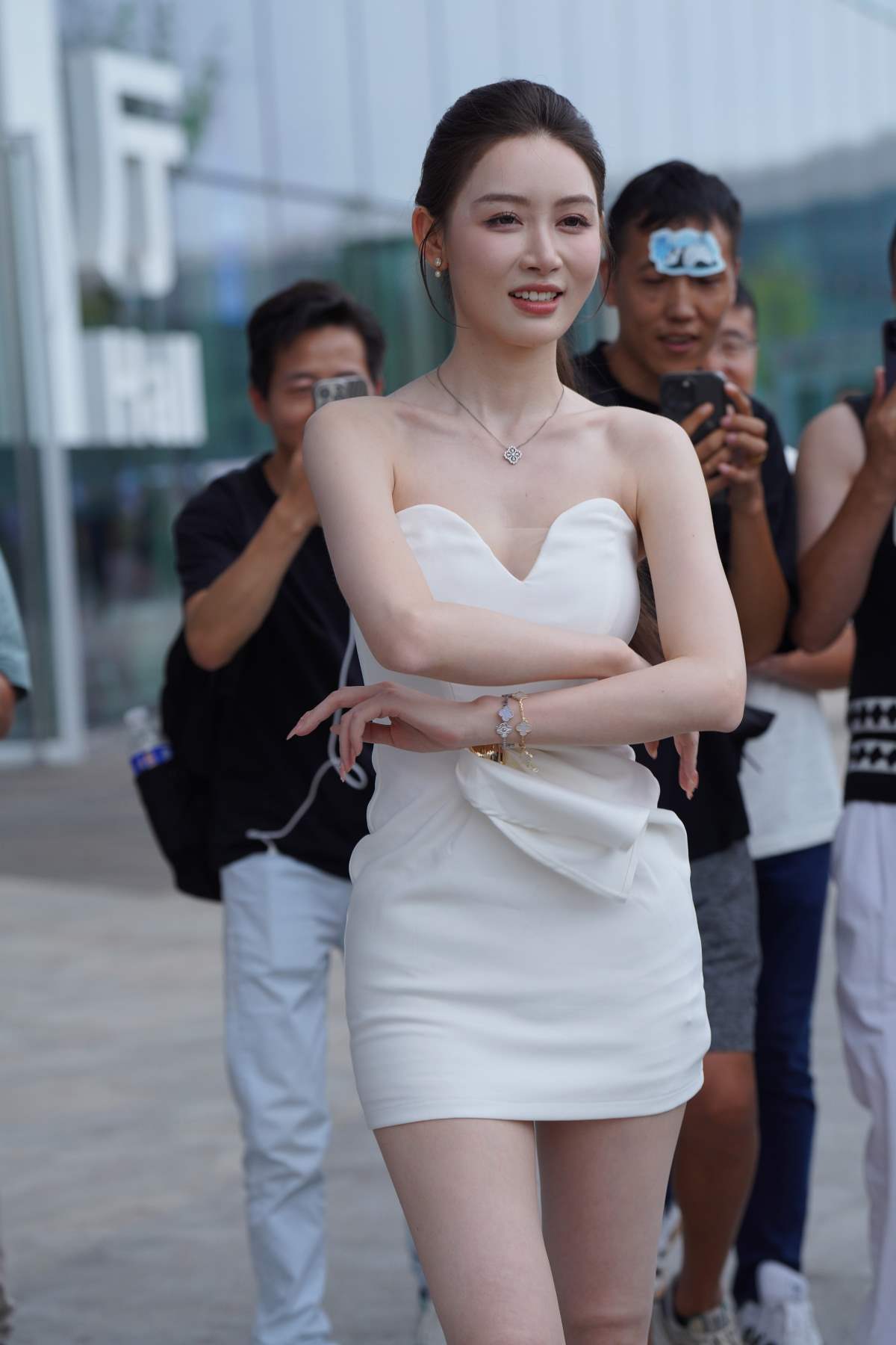 精选街拍作品 NO.5048 一袭白裙优雅气质 街拍-第1张