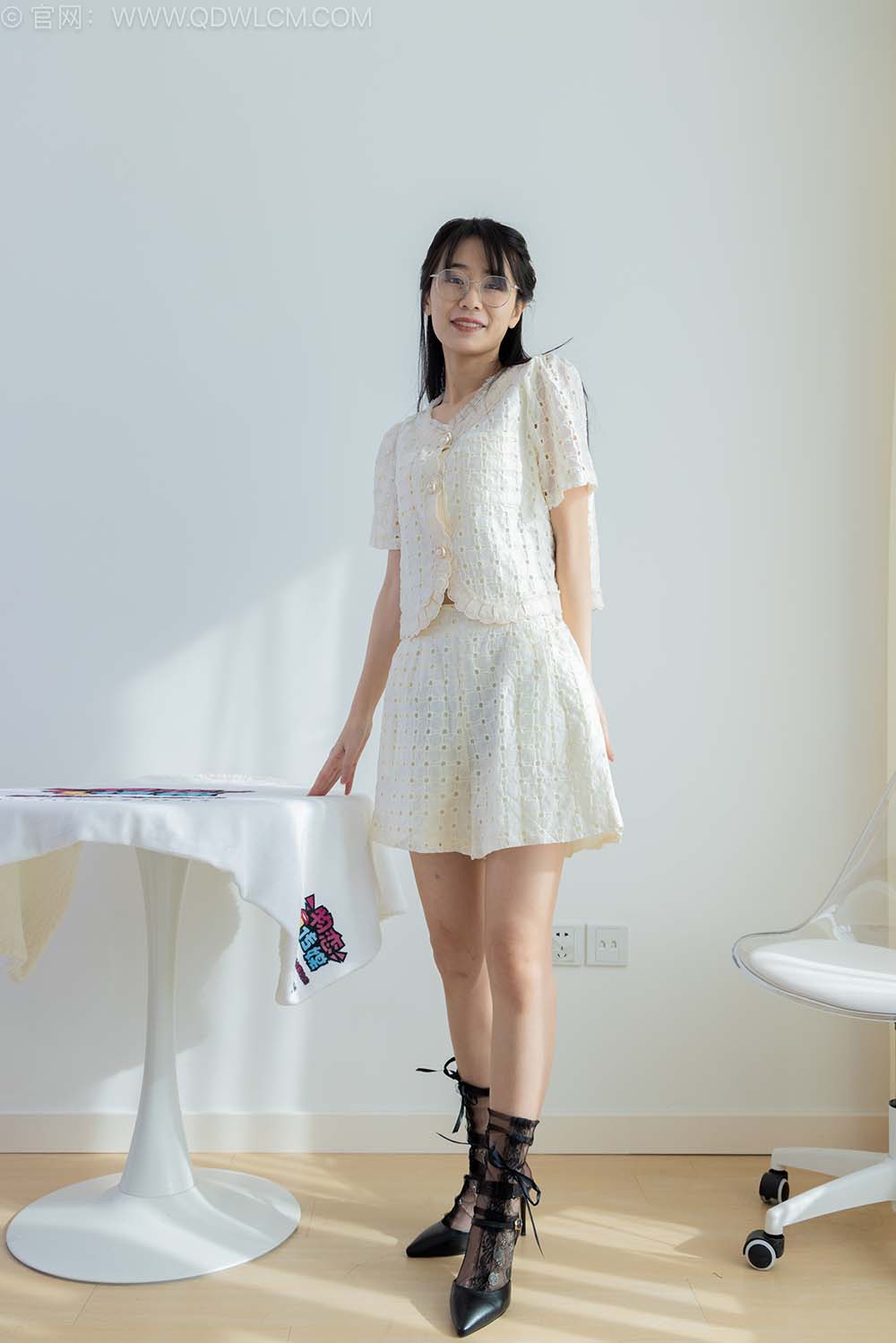 物恋传媒 NO.2543 菜菜-高跟鞋、蕾丝短黑丝、裸足、银色脚链 WLCM物恋传媒-第1张