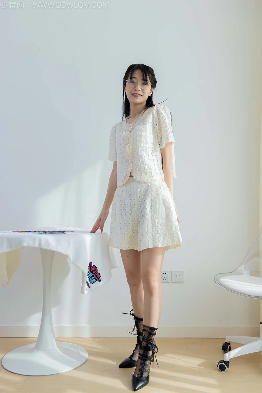 物恋传媒 NO.2543 菜菜-高跟鞋、蕾丝短黑丝、裸足、银色脚链 WLCM物恋传媒-第1张