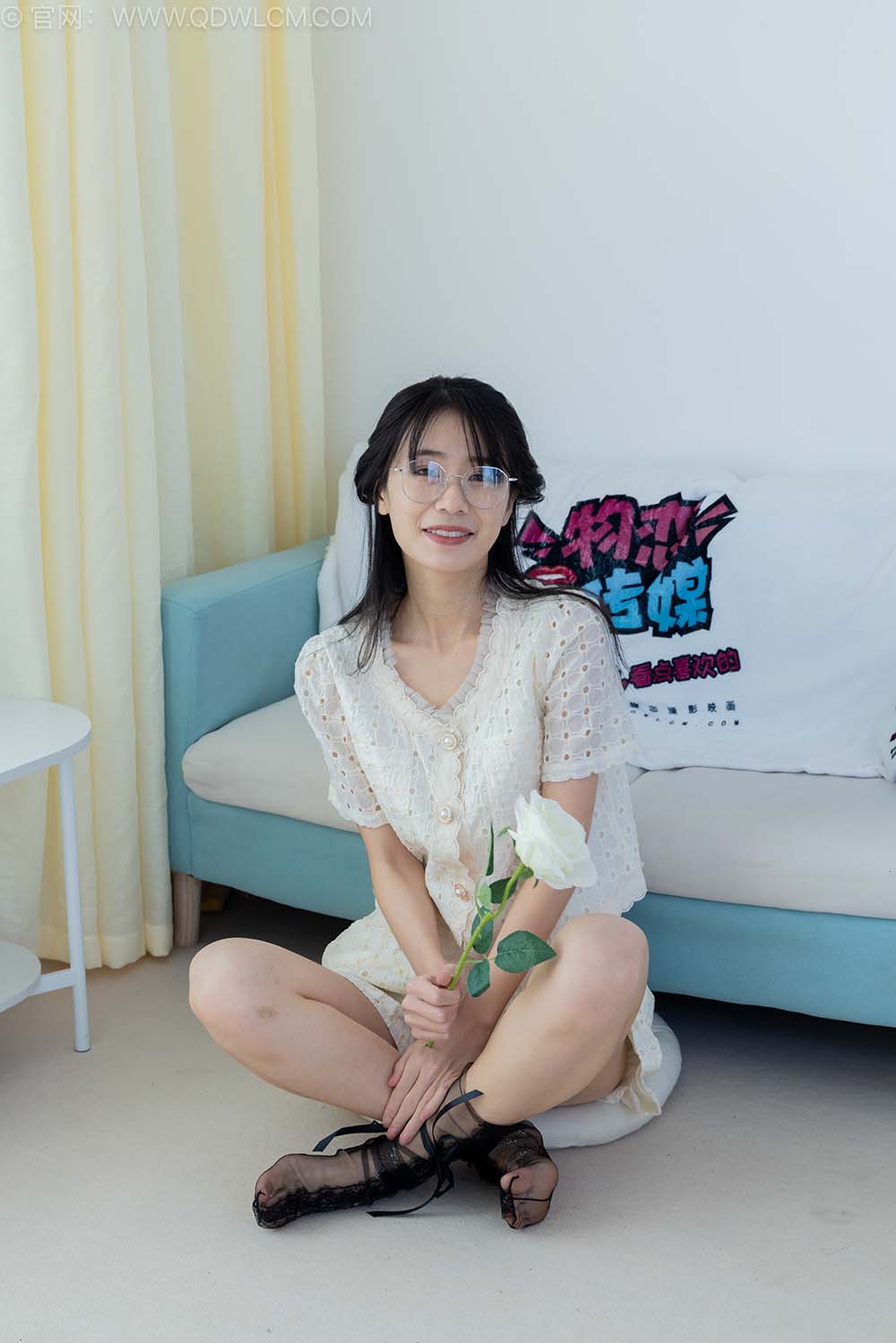 物恋传媒 NO.2543 菜菜-高跟鞋、蕾丝短黑丝、裸足、银色脚链 WLCM物恋传媒-第2张