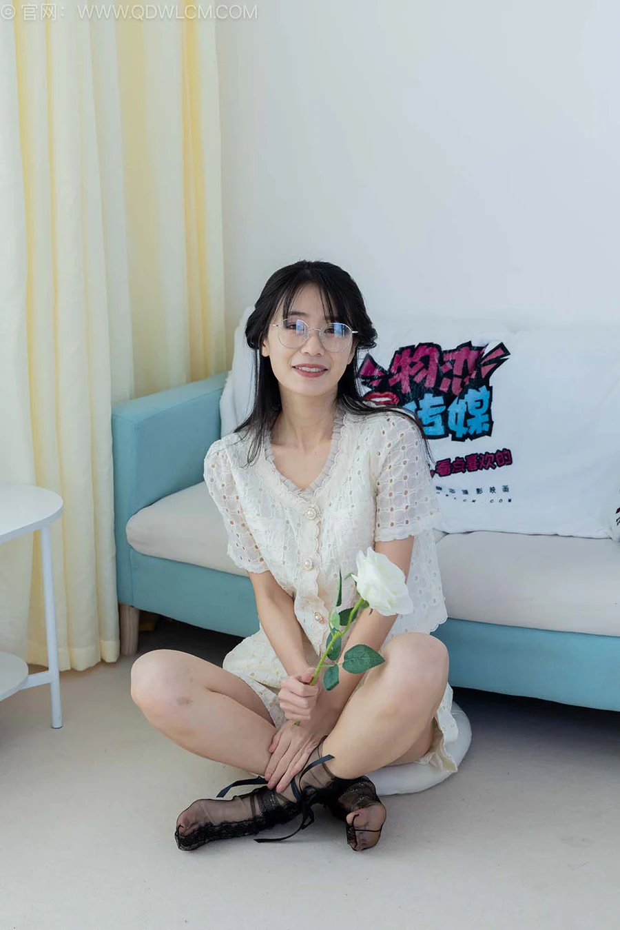 物恋传媒 NO.2543 菜菜-高跟鞋、蕾丝短黑丝、裸足、银色脚链 WLCM物恋传媒-第2张