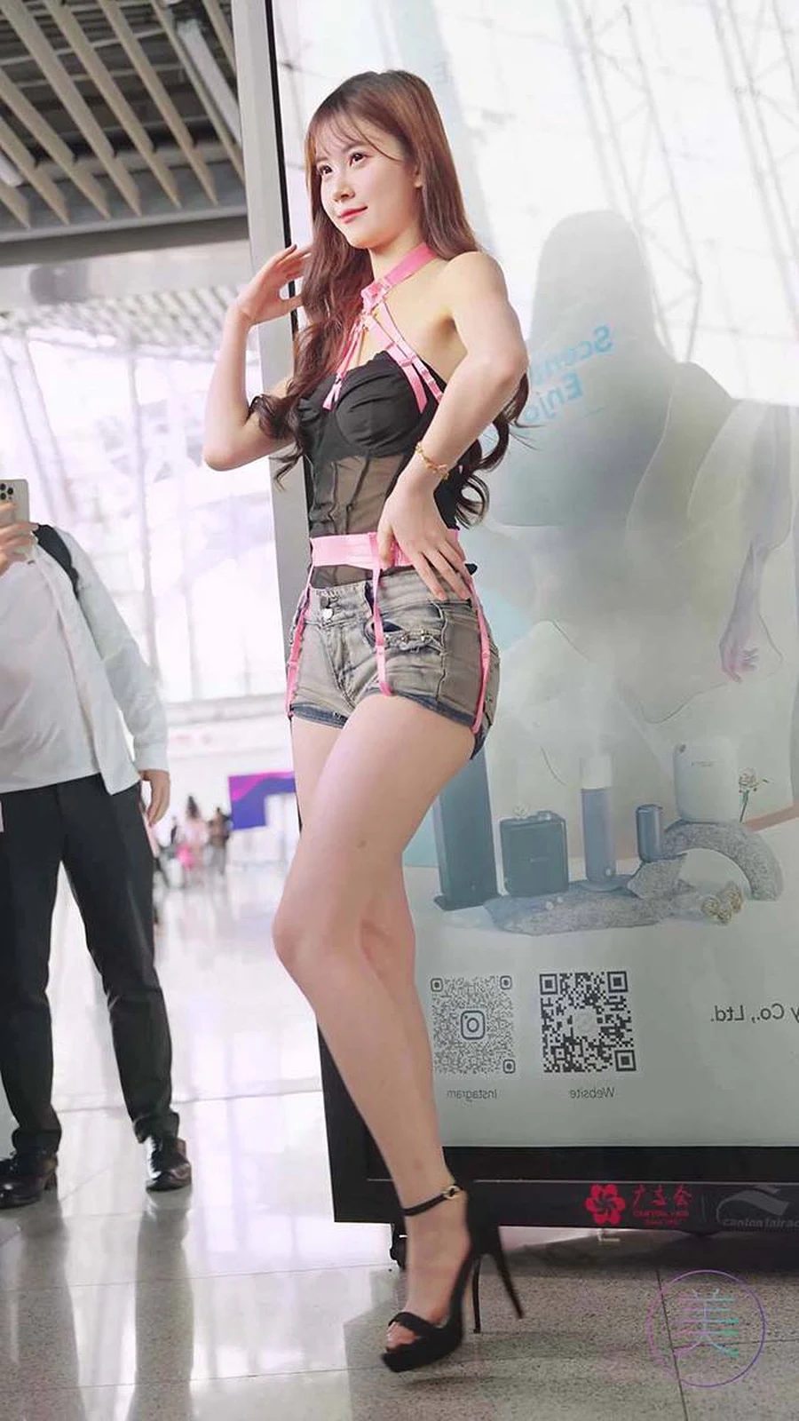 2024 广州车展 网红美女车模 beautyleg LOOKBOOK 95 街拍-第1张