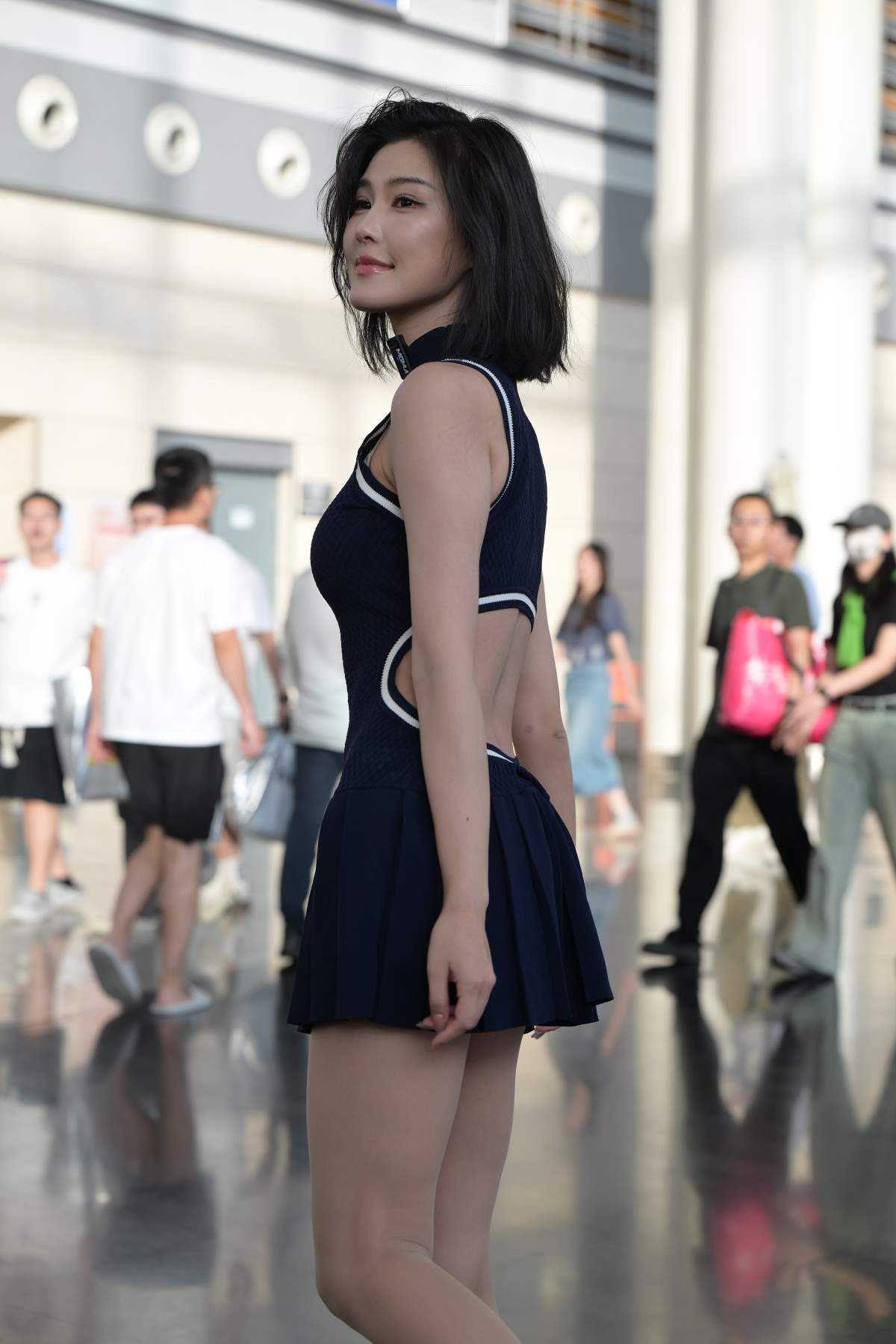 精选街拍作品 NO.5065 蓝色短裙肉丝 街拍-第1张