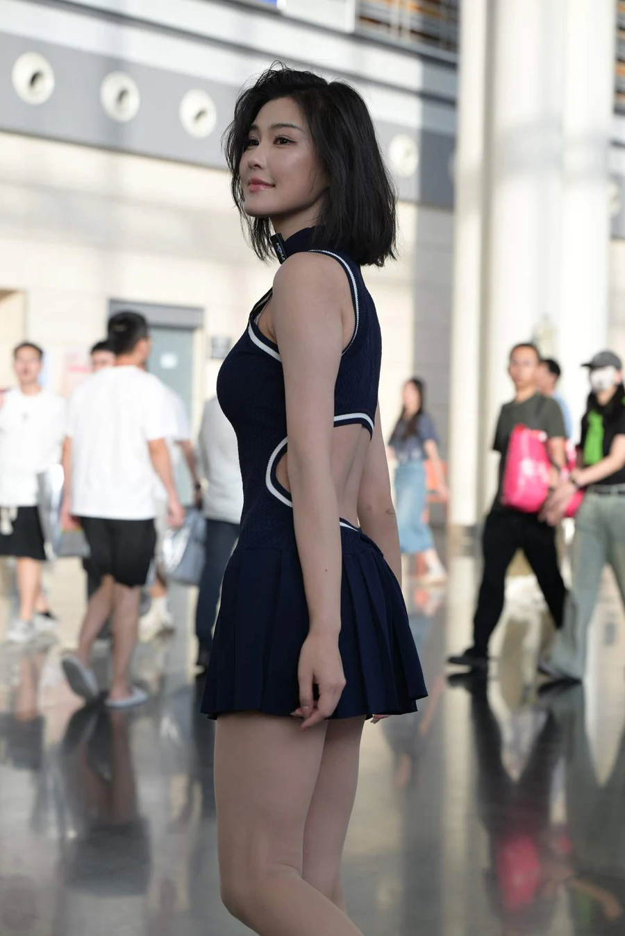 精选街拍作品 NO.5065 蓝色短裙肉丝 街拍-第1张