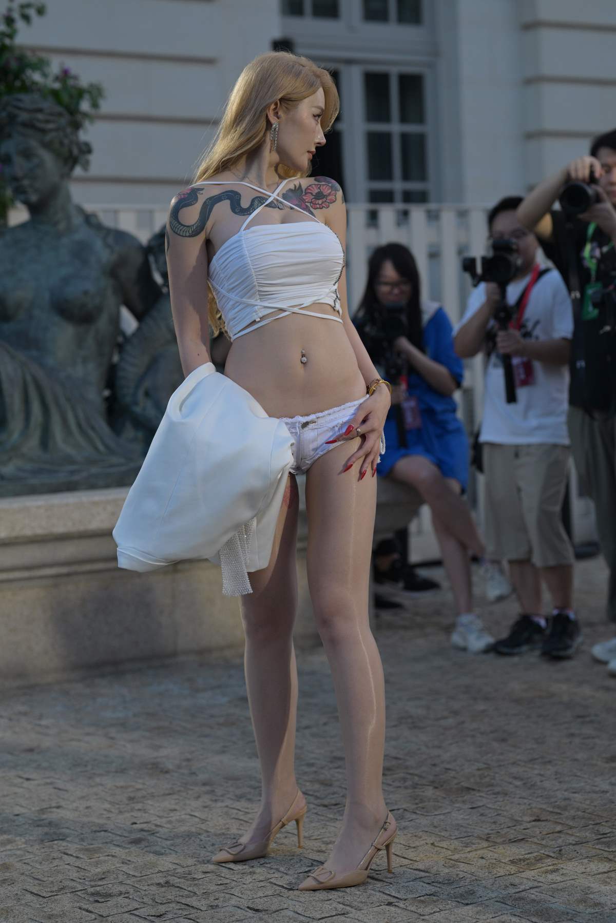 精选街拍作品 NO.5073 亮丝小热裤 街拍-第1张