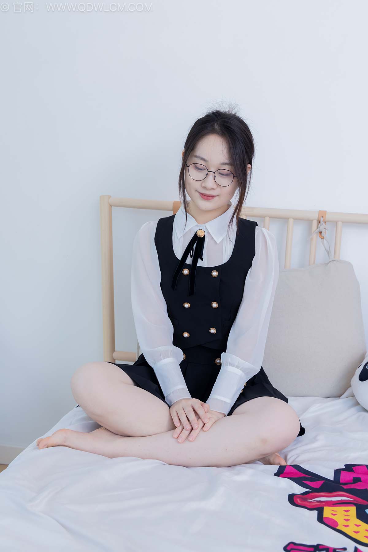 物恋传媒 NO.2553 小新-皮鞋、厚灰丝、裸足 WLCM物恋传媒-第1张