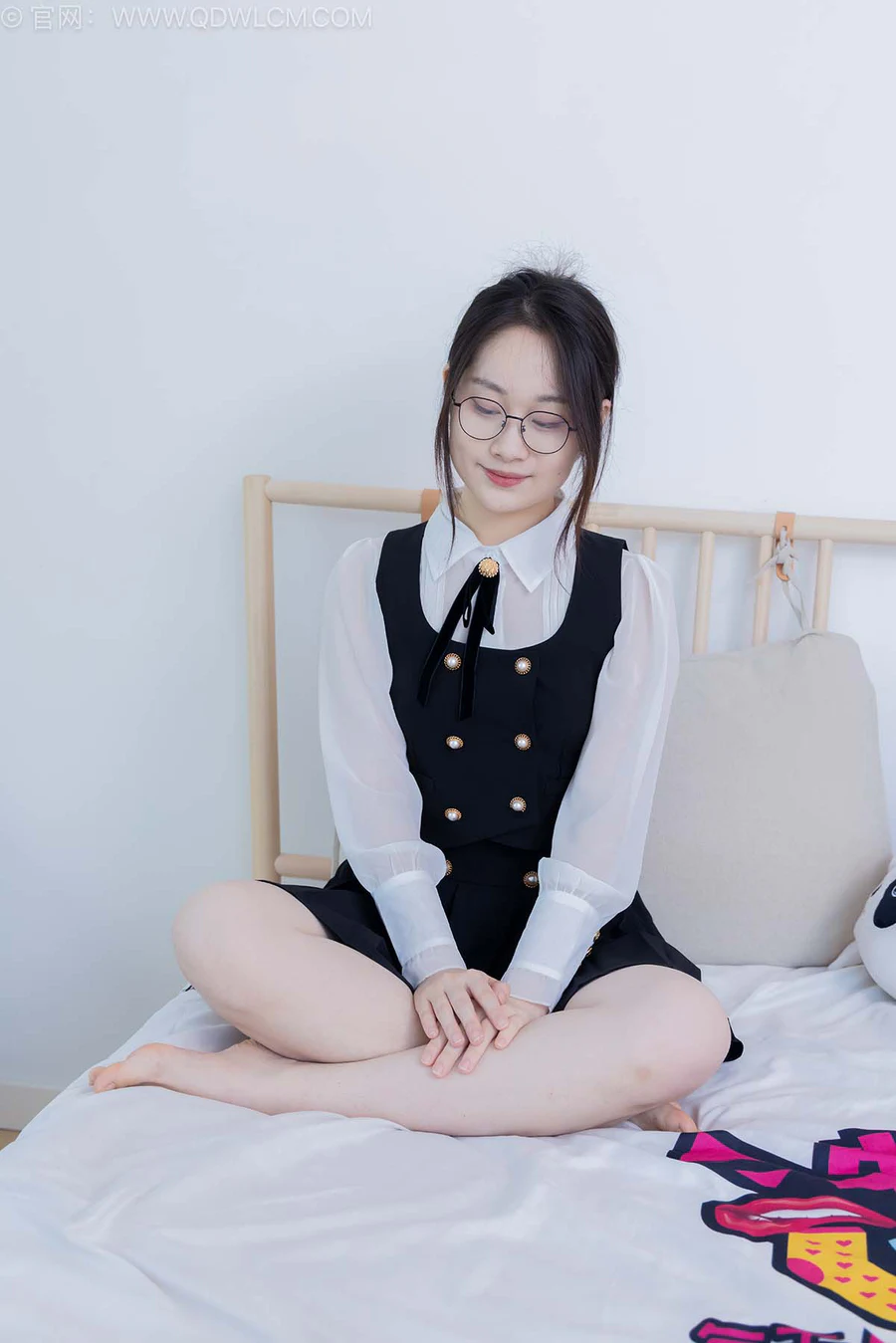 物恋传媒 NO.2553 小新-皮鞋、厚灰丝、裸足 WLCM物恋传媒-第1张