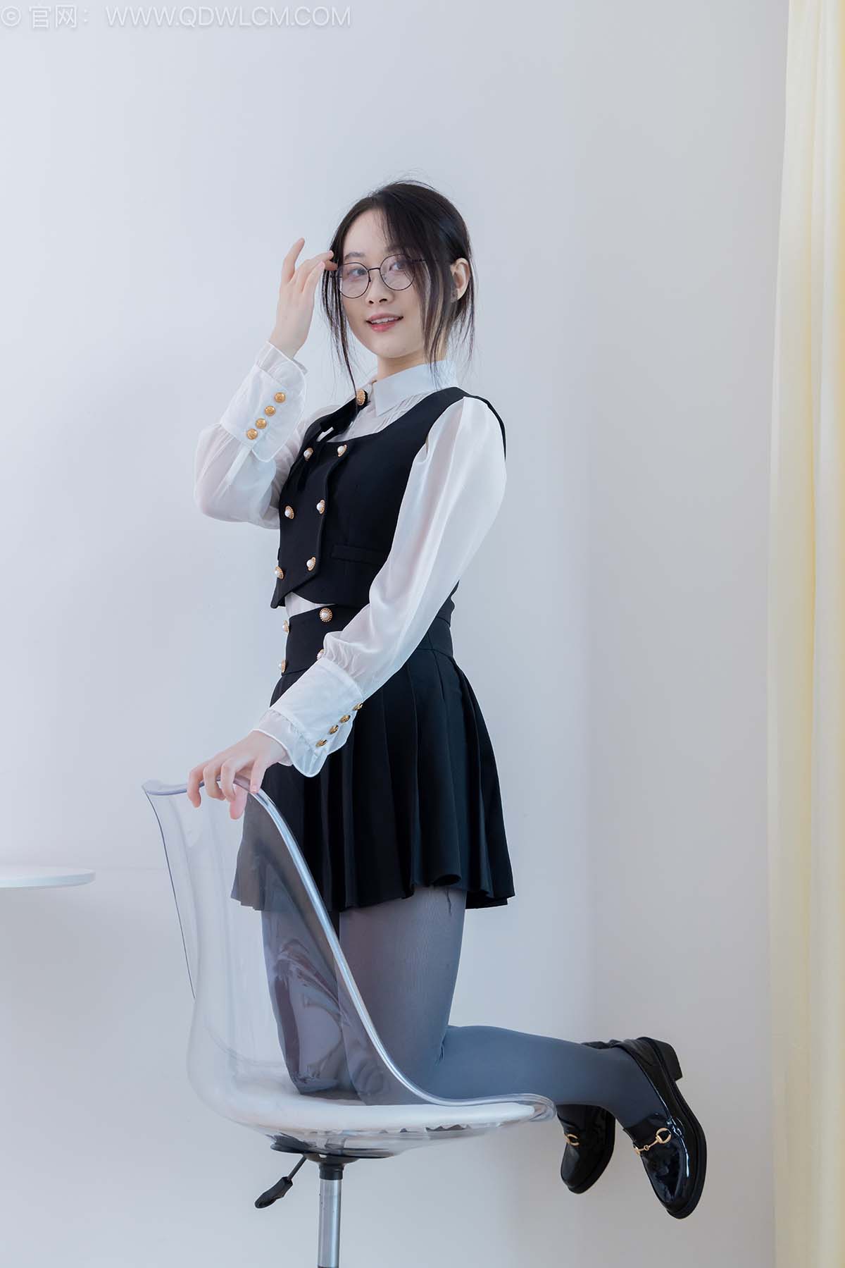 物恋传媒 NO.2553 小新-皮鞋、厚灰丝、裸足 WLCM物恋传媒-第2张