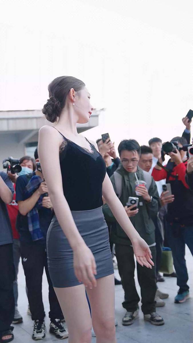 2024 广州车展 网红美女车模 beautyleg LOOKBOOK 105 街拍-第1张