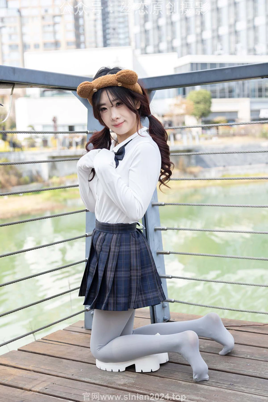 丝恋摄影 NO.009 小梦-白色衬衫 碎花短裙 灰色丝袜 白色玛丽珍 丝恋摄影-第2张