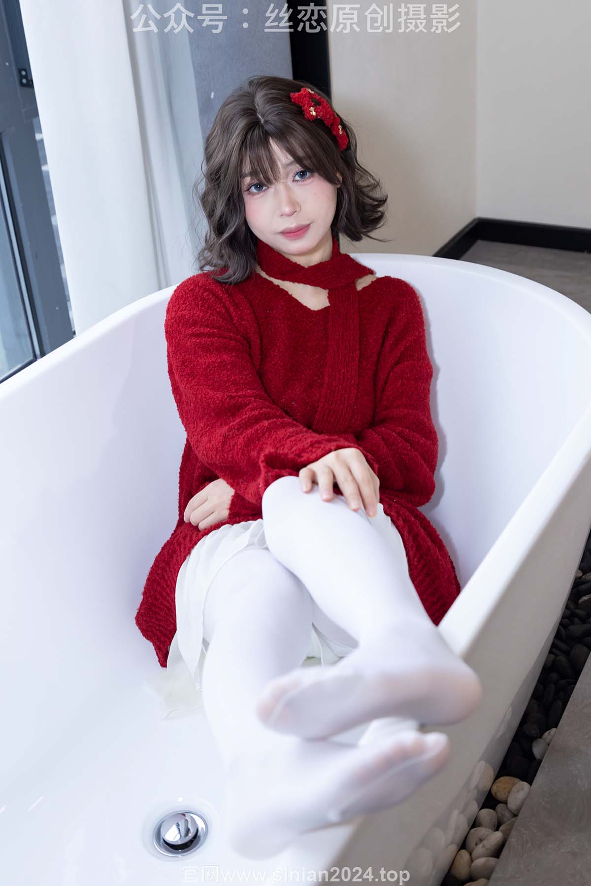 丝恋摄影 NO.010 泡芙-红色毛衣 小白裙 厚白丝袜 白色板鞋 丝恋摄影-第1张