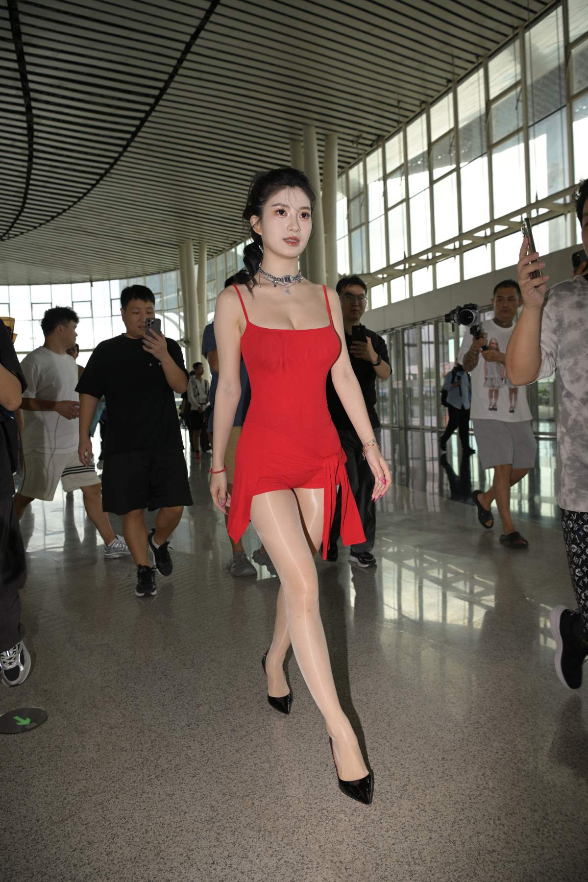 精选街拍作品 NO.5103 红裙性感亮丝 街拍-第1张