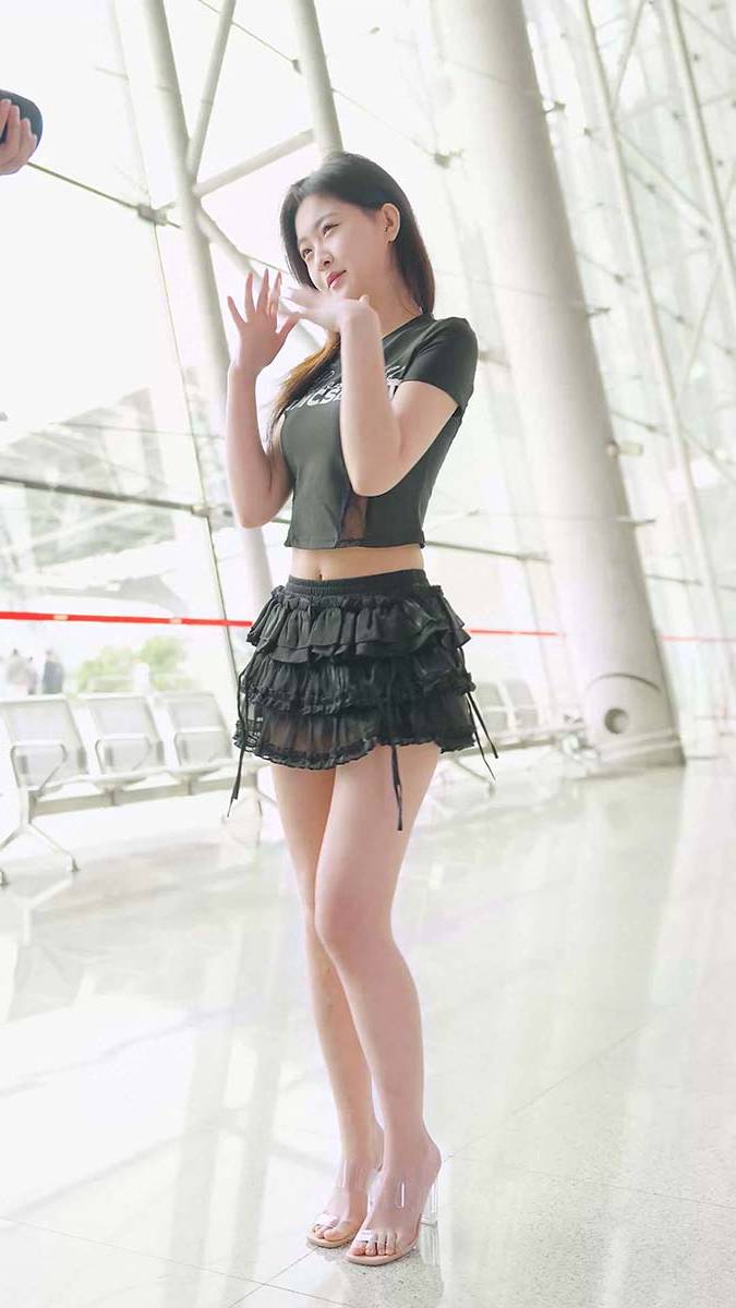 2024 广州车展 网红美女车模 beautyleg LOOKBOOK 106 街拍-第1张