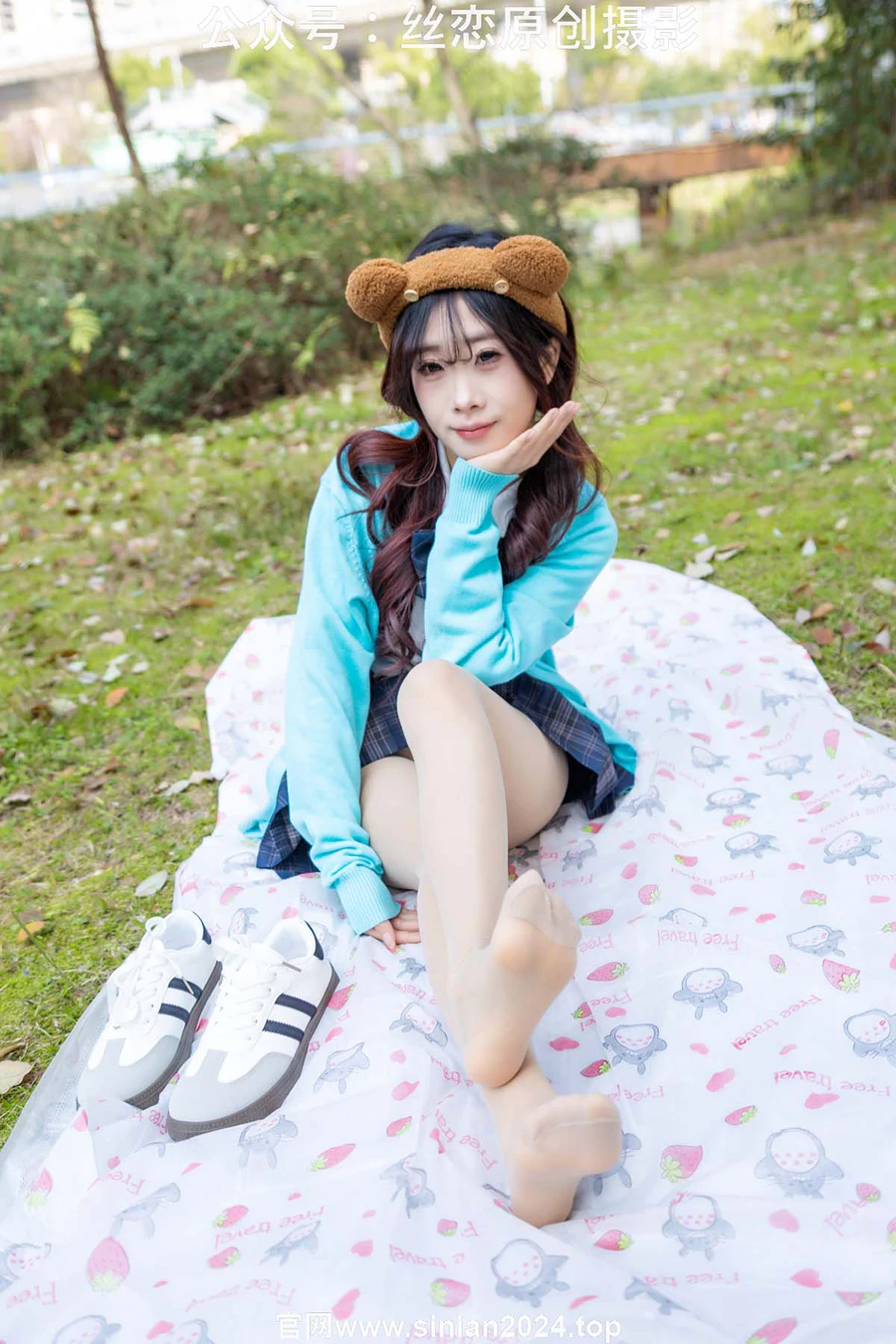 丝恋摄影 NO.014 小梦-蓝色开衫 jk短裙 肉色丝袜 白色帆布鞋 丝恋摄影-第1张