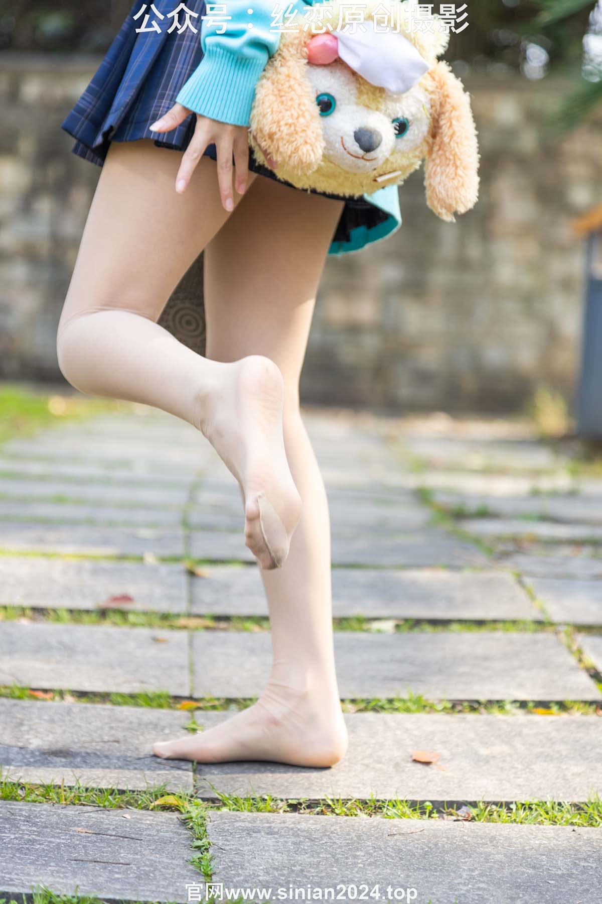 丝恋摄影 NO.014 小梦-蓝色开衫 jk短裙 肉色丝袜 白色帆布鞋 丝恋摄影-第2张