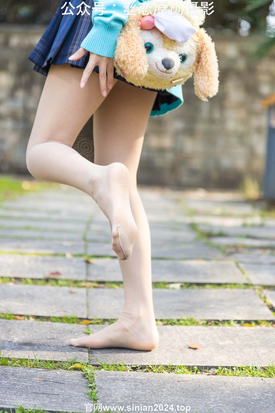 丝恋摄影 NO.014 小梦-蓝色开衫 jk短裙 肉色丝袜 白色帆布鞋 丝恋摄影-第2张