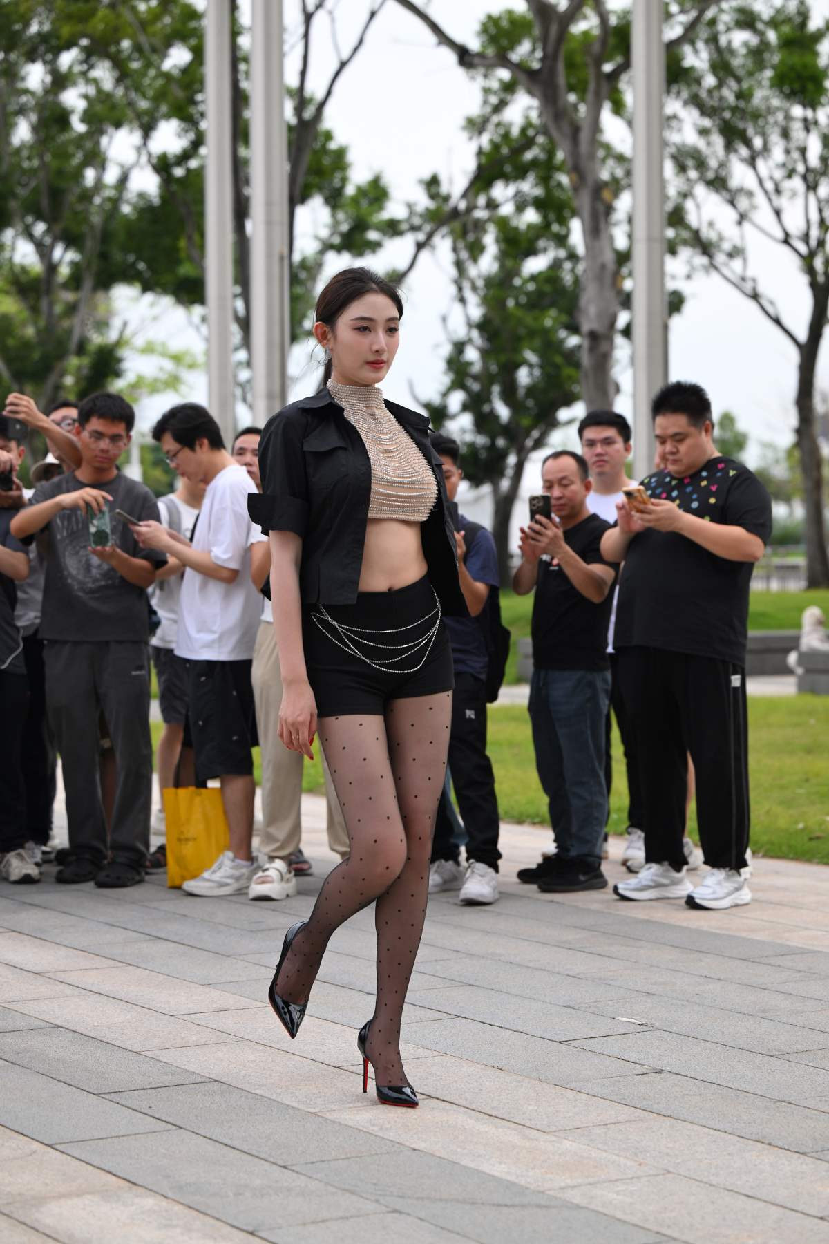 精选街拍作品 NO.5114 黑色短裤丝袜搭配 街拍-第1张