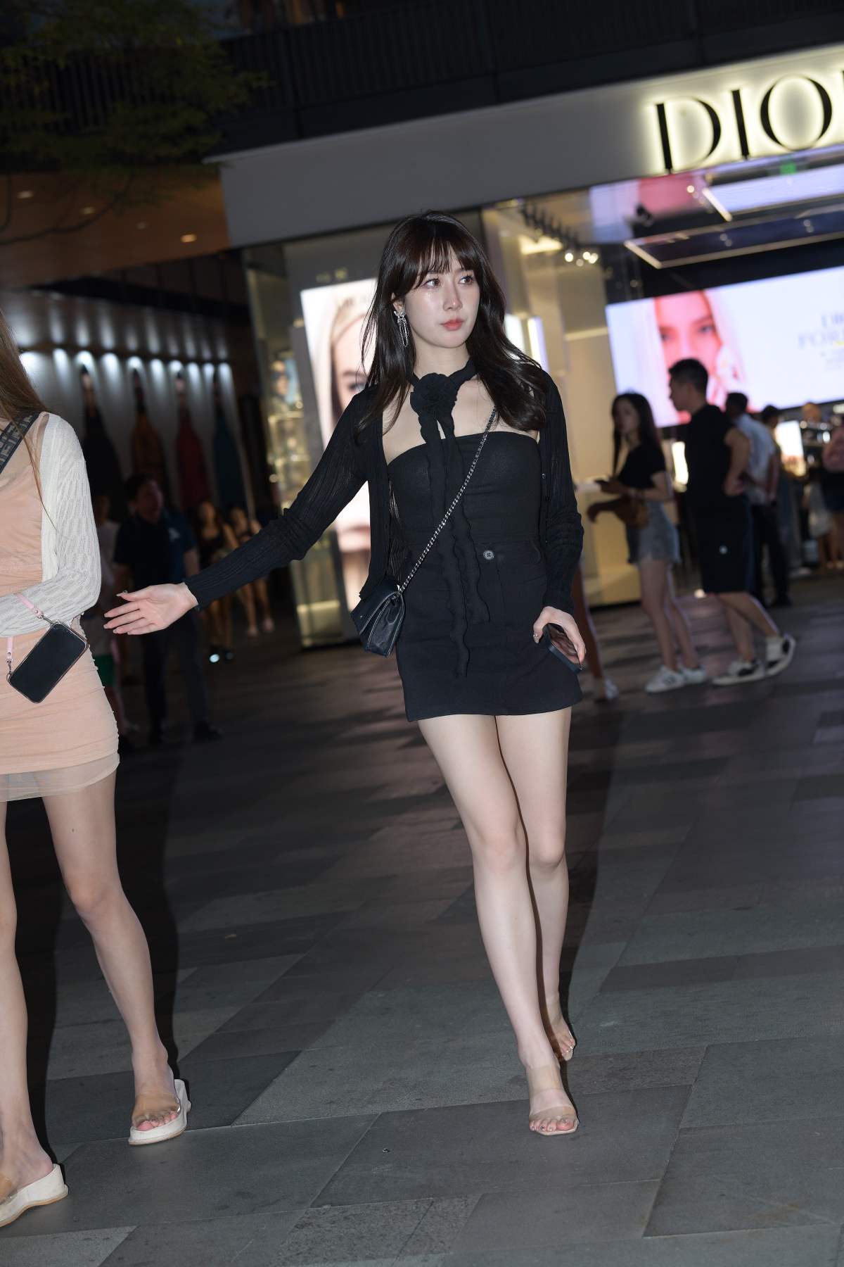 精选街拍作品 NO.5117 牛奶肌肤美腿 街拍-第1张