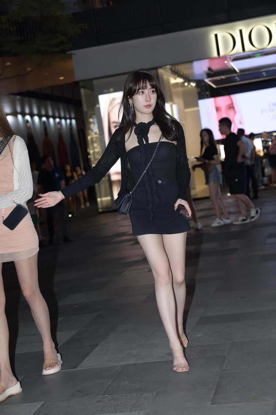 精选街拍作品 NO.5117 牛奶肌肤美腿 街拍-第1张