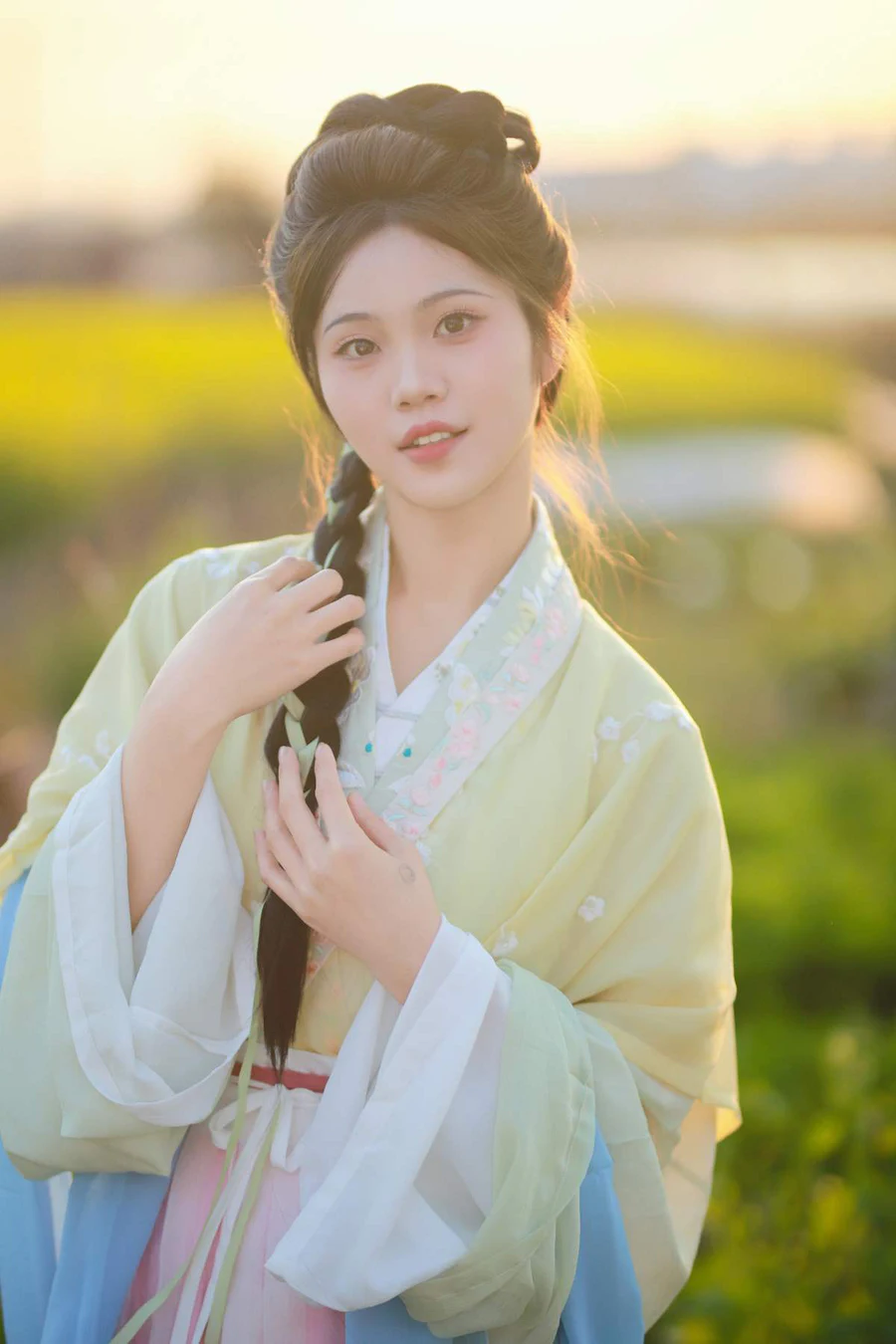 [YITUYU艺图语]2025.08.21 油菜花与少女 今天要去化妆玲 YITUYU艺图语-第1张