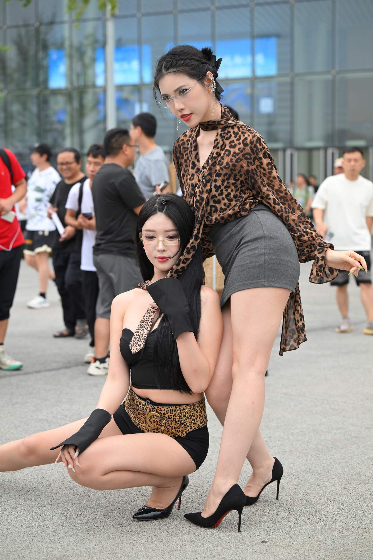 精选街拍作品 NO.5130 大白腿包臀裙 街拍-第1张