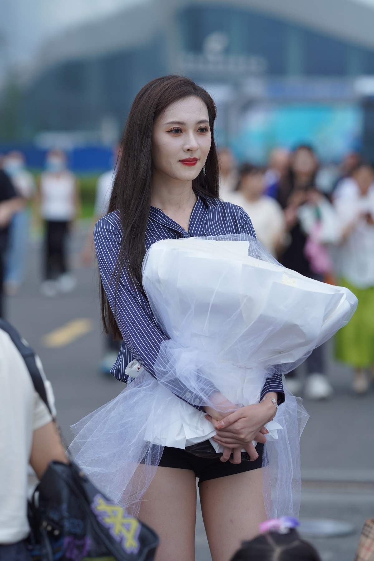 精选街拍作品 NO.5140 黑色短裤大长腿 街拍-第1张