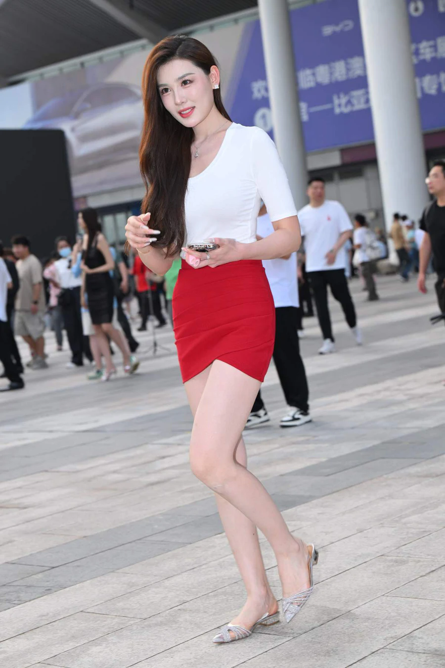 精选街拍作品 NO.5137 亮眼红裙 街拍-第1张