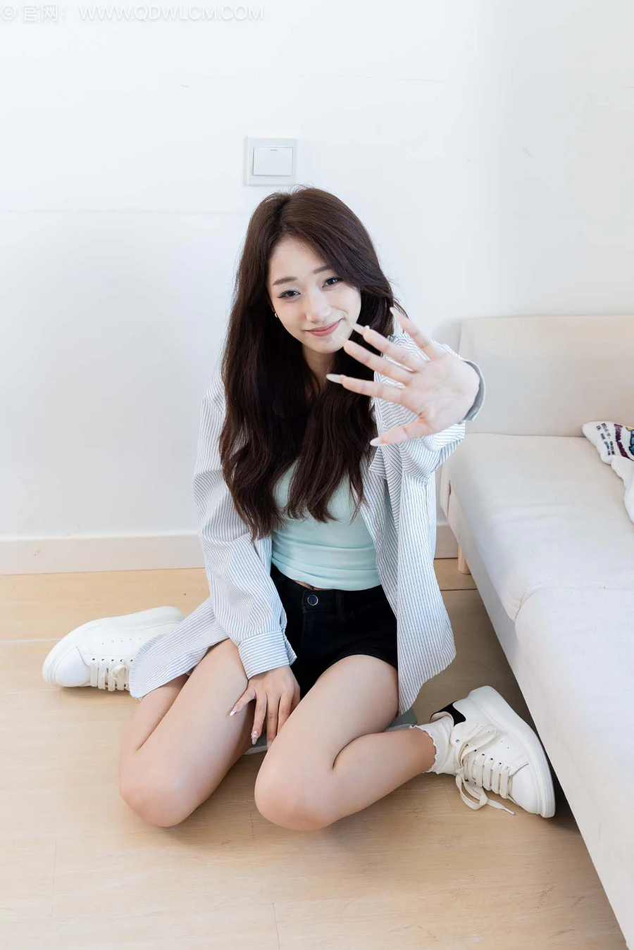 物恋传媒 NO.2569 半夏-板鞋、纯白棉袜、裸足 WLCM物恋传媒-第2张