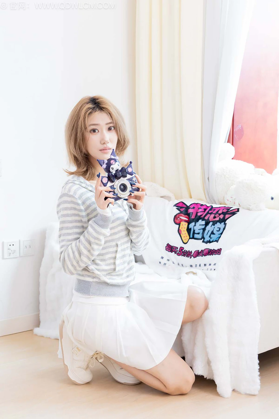 物恋传媒 NO.2571 灵儿-板鞋、白棉袜、裸足 WLCM物恋传媒-第1张