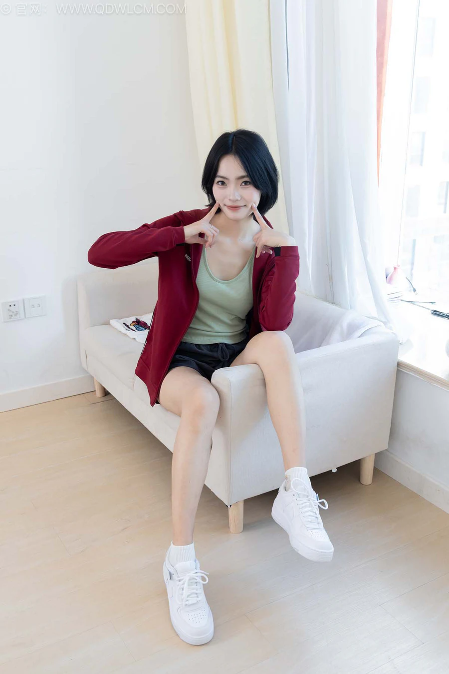 物恋传媒 NO.2572 小爱-板鞋、白棉袜、裸足 WLCM物恋传媒-第1张