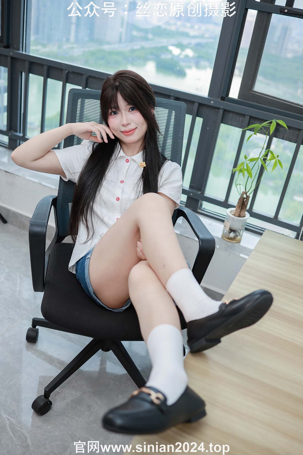 丝恋摄影 NO.038 泡芙-白色小衬衫 牛仔短裤  白棉袜 黑色小皮鞋 丝恋摄影-第1张