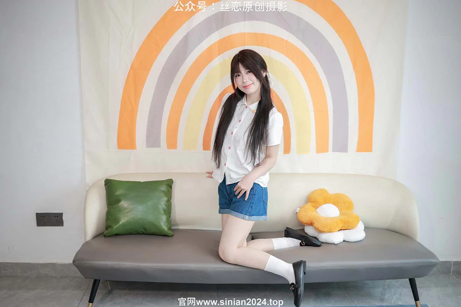丝恋摄影 NO.038 泡芙-白色小衬衫 牛仔短裤  白棉袜 黑色小皮鞋 丝恋摄影-第2张