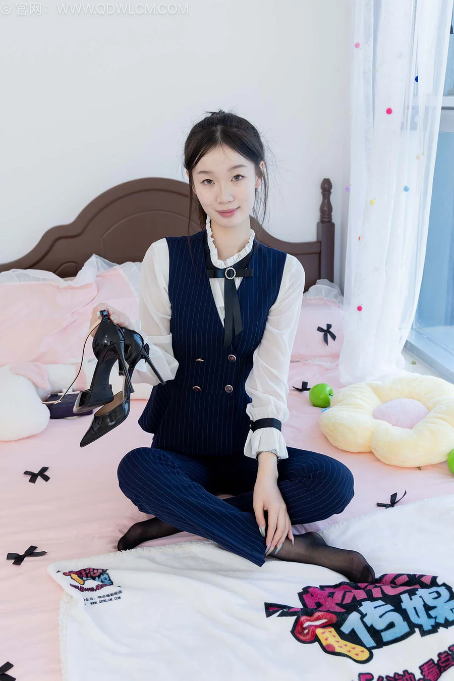 物恋传媒 NO.2578 水蜜桃-高跟鞋、薄黑丝、银行制服、裤里丝 WLCM物恋传媒-第2张