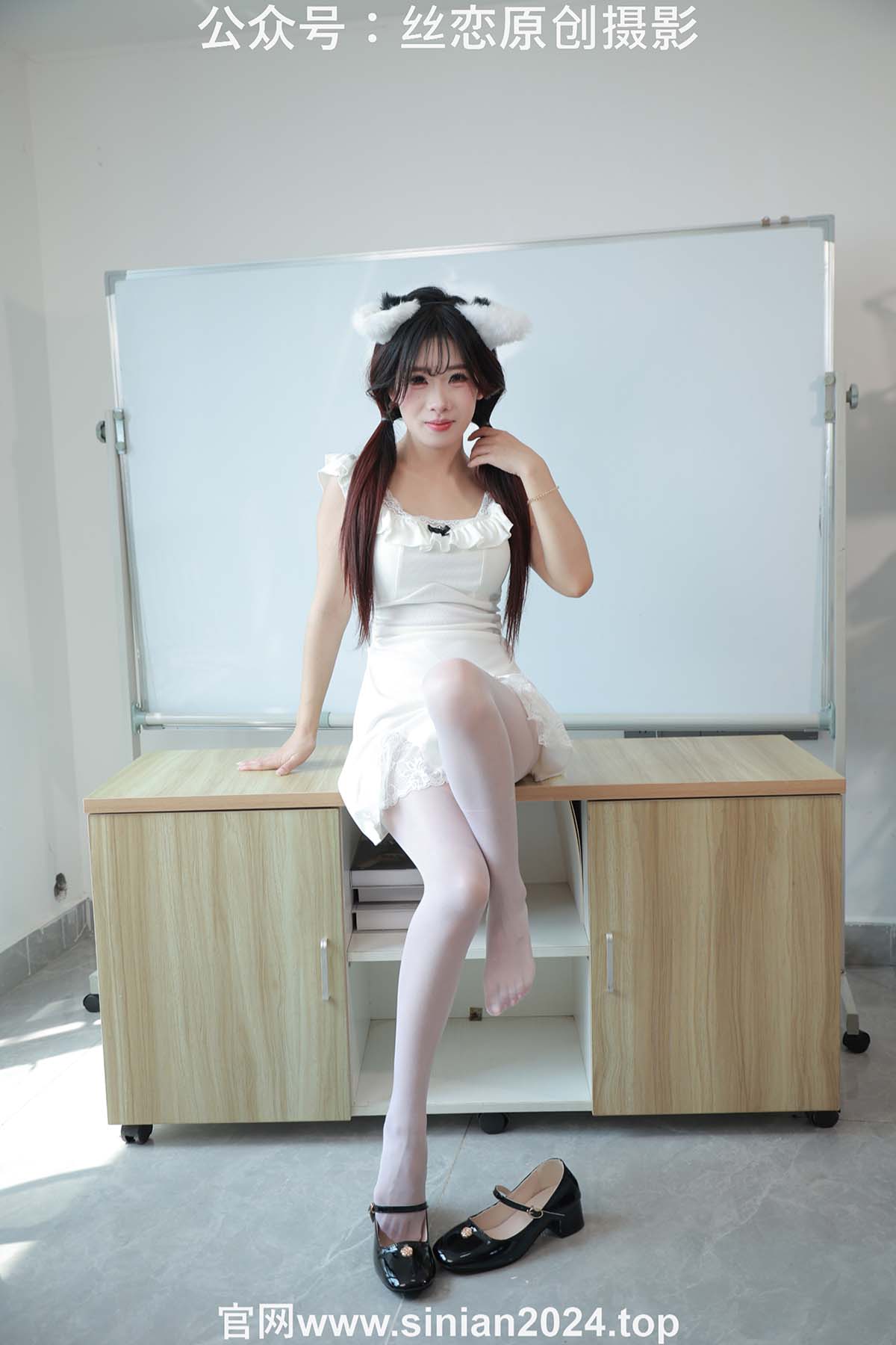 丝恋摄影 NO.045 小梦-白色超短裙 厚白丝袜 黑色小皮鞋 丝恋摄影-第2张